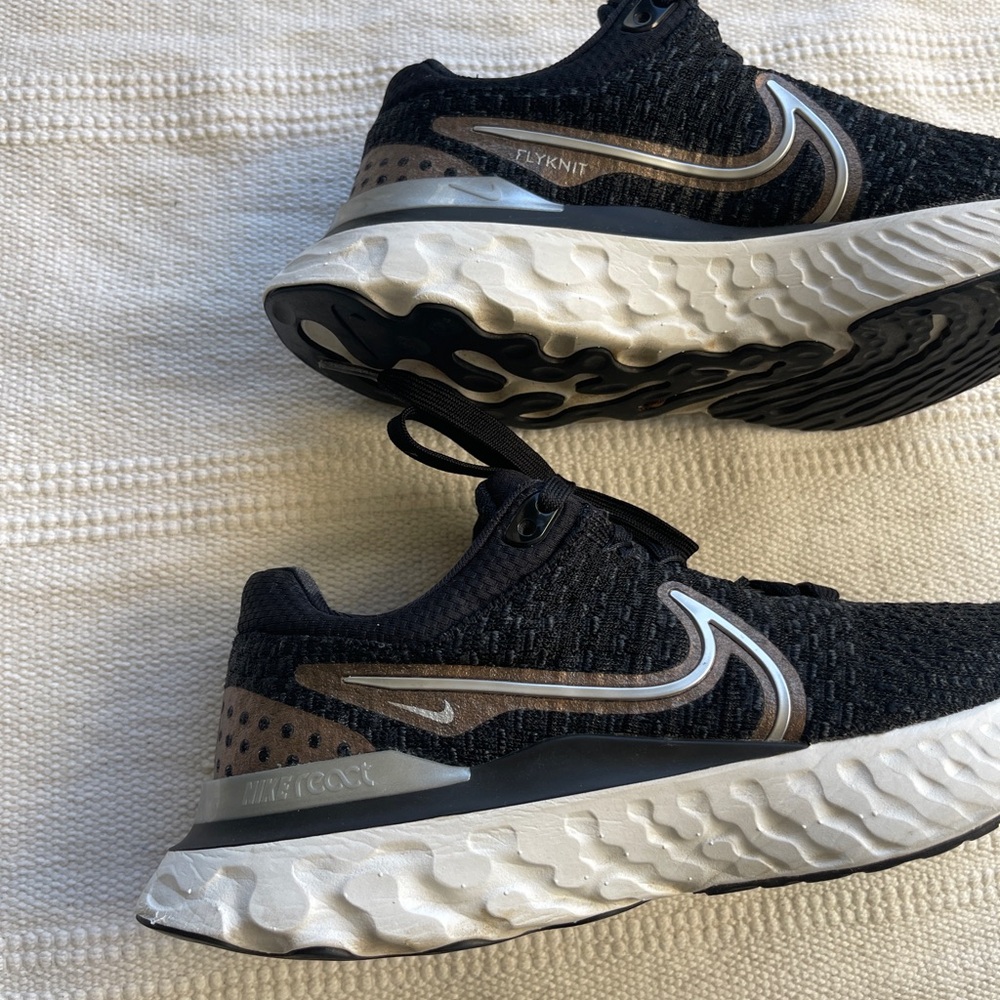 NIKE - WOMENS SIZE 8 - Picture 2 of 10